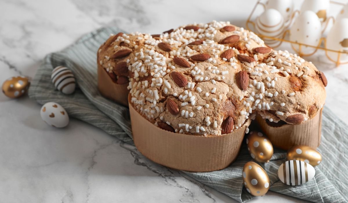 Colomba pasquale tradizionale decorata con mandorle e zucchero a velo