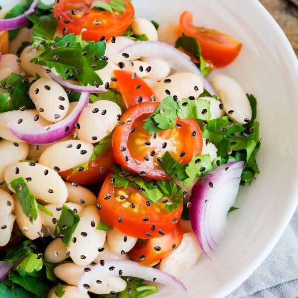 Insalata Mista Con Semi Di Chia E Fagioli Bianchi